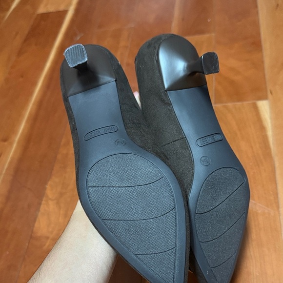 Nine West Brown Pumps with Gold Buckle - Picture 4 of 9